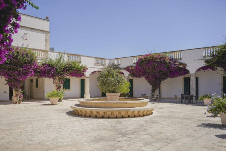 In un’epoca di turismo frenetico, di offerte aggressive e di esperienze sempre più programmate, c’è un tipo di ospitalità che non ha bisogno di slogan. Non promette emozioni forti né intrattenimento continuo. Non rincorre il lusso, ma la verità del luogo.